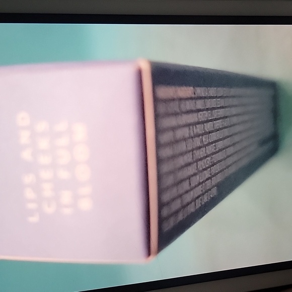 New Bloom Effects Tulip Tint Lip & Cheek Balm in Crispa Coral, 13 mL - Picture 4 of 6